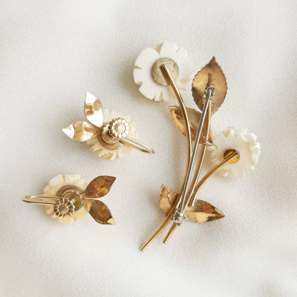 Коллекционный комплект «Белые розы» от Krementz Купить бижутерию