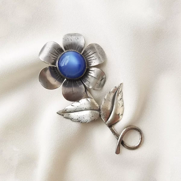 Винтажная серебряная брошь «Синий цветок» от Coro