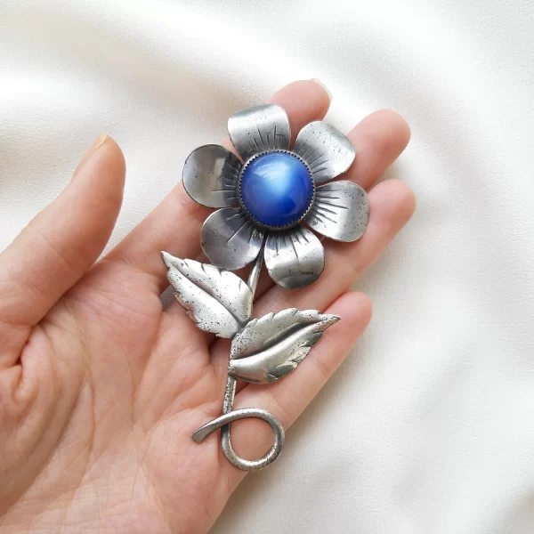 Антикварная серебряная брошь «Синий цветок» от Coro Купить винтаж