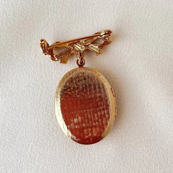 Винтажная брошь - медальон «Хранительница» от 1928 Jewelry Купить антиквариат