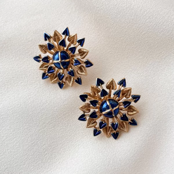 Винтажные клипсы «Синий цветок» от Trifari Старинные украшения