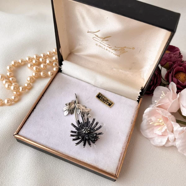 Винтажная серебряная брошь «Хризантема» от Sarah Coventry Купить винтаж