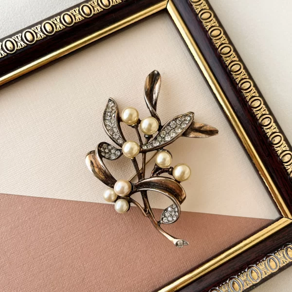 Антикварная серебряная брошь «Рождественская омела» от Trifari Купить винтаж