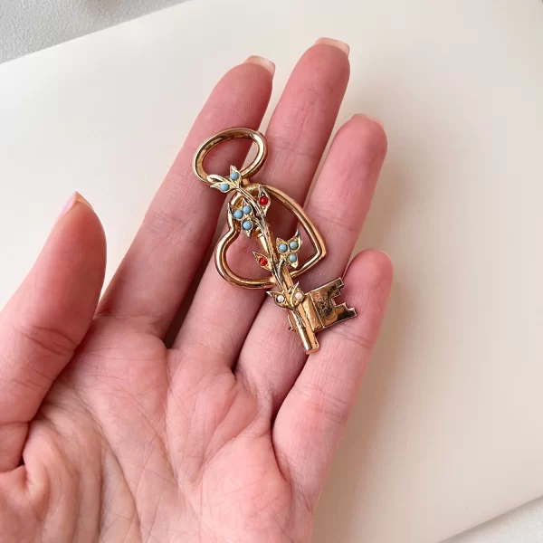 Антикварная серебряная брошь «Ключ любви» от Coro Старинные украшения