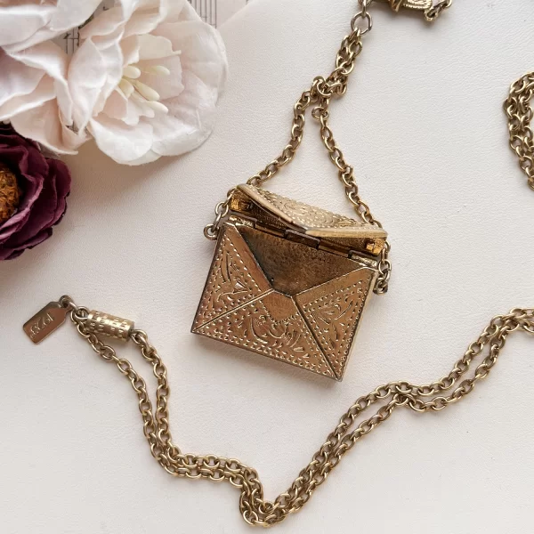 Винтажный медальон в форме конвертика от 1928 Jewelry