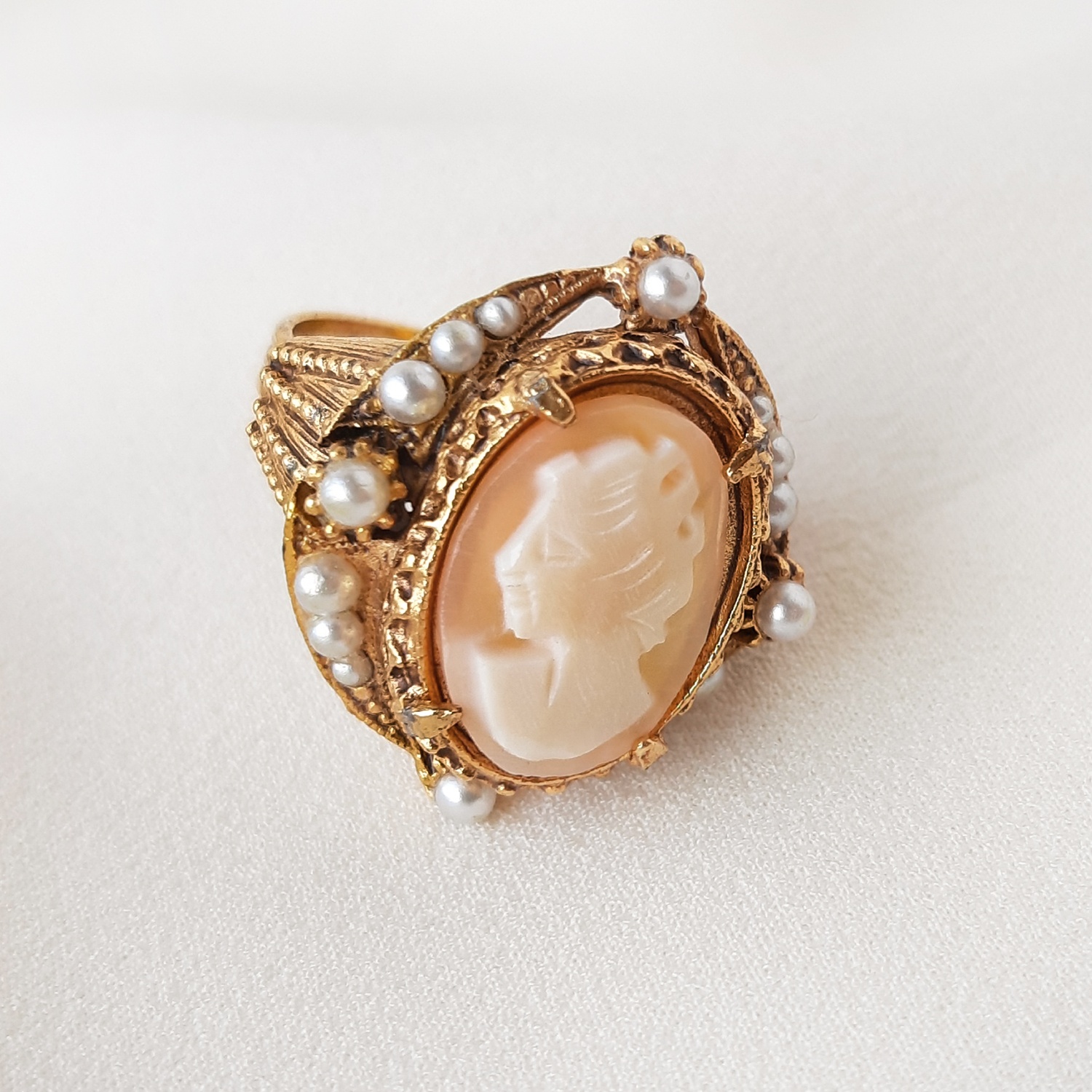 Кольцо шляпа. Золотое кольцо с камеей. Кольцо с камеей золото. Греческие кольца с камеями. Античное кольцо с камеей.